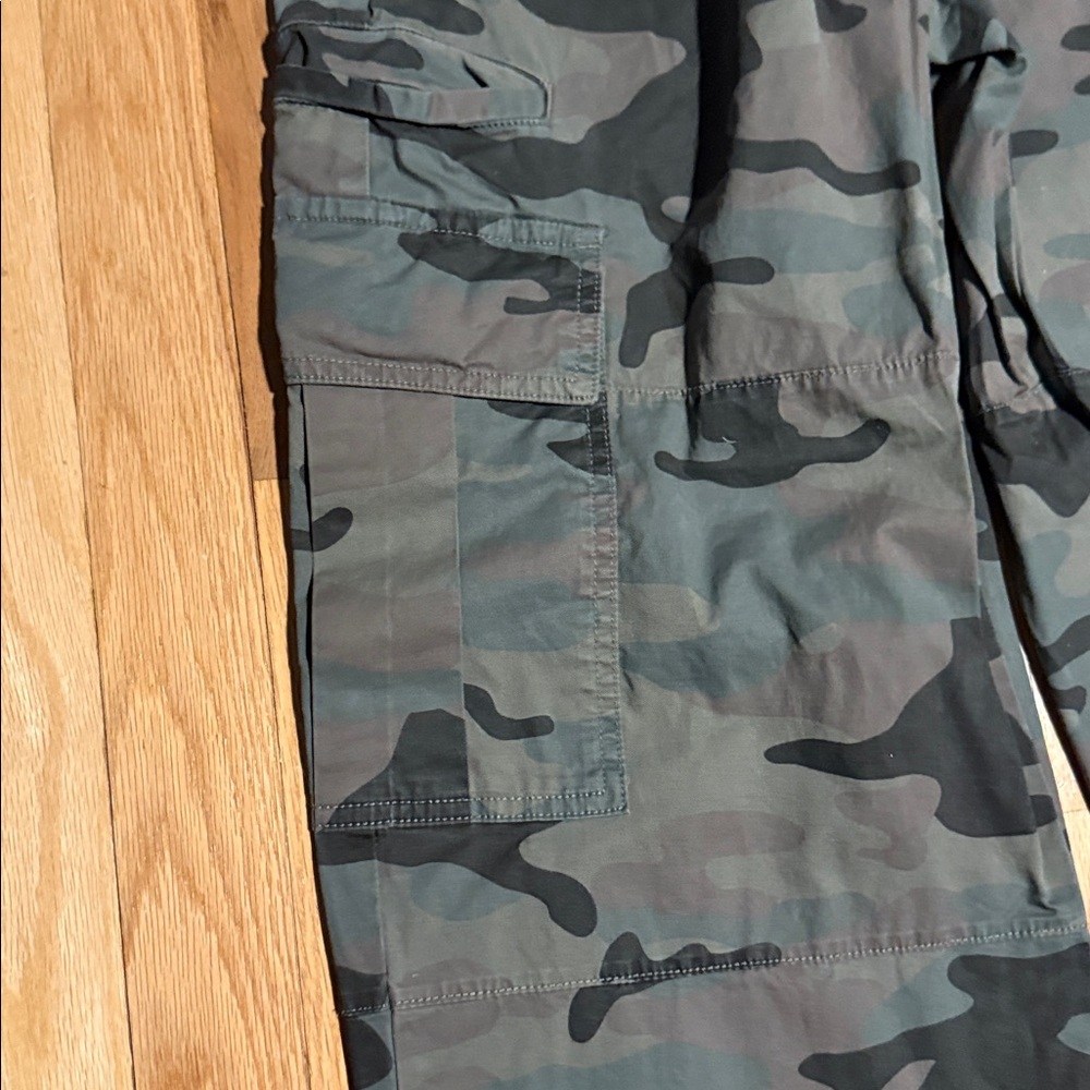 GAP Women’s Olive Green Cargo Pants - Picture 3 of 5